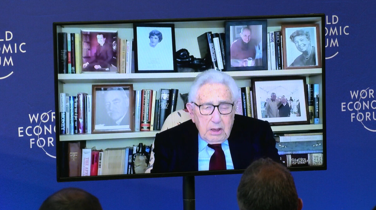 Kissinger gela Zelensky: “L’Ucraina deve cedere territori alla Russia”