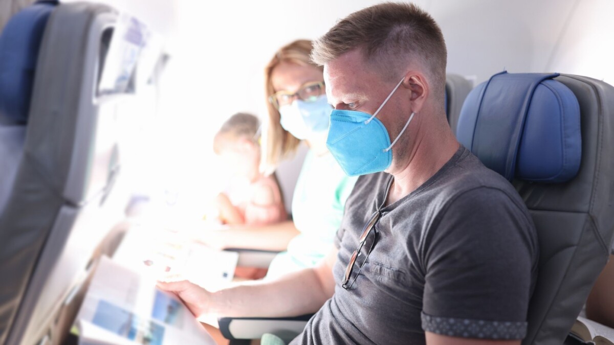 Follia mascherina in aereo: va indossata a targhe alterne