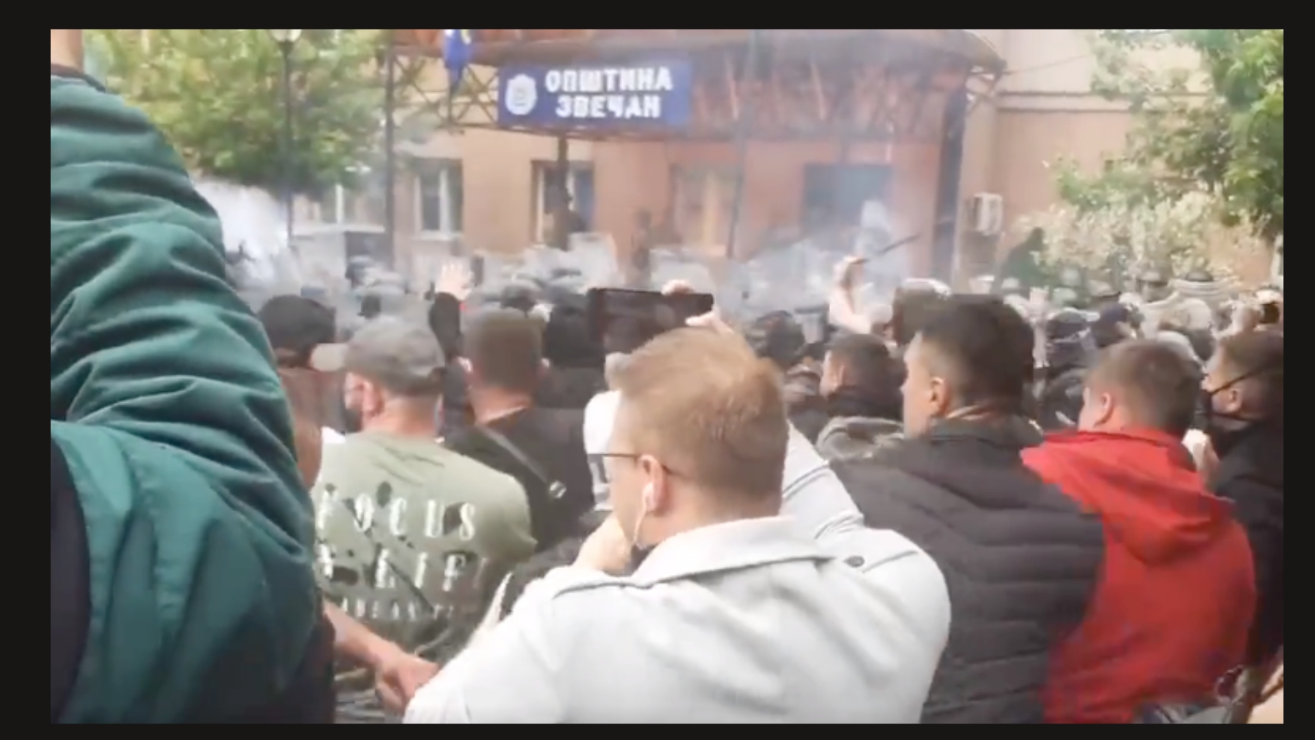 Kosovo, scontri tra serbi e Nato. Feriti 41 soldati, 3 italiani gravi Kosovo, scontri tra serbi e Nato. Feriti 41 soldati, 3 italiani gravi