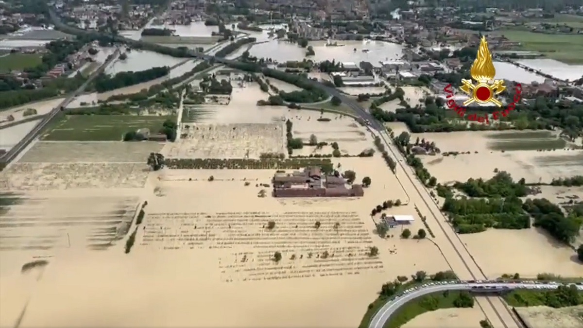 Ad alluvione ancora in corso va in scena lo sciacallaggio climatista Ad alluvione ancora in corso va in scena lo sciacallaggio climatista
