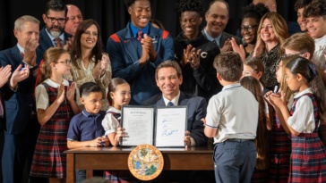 Il governatore della Florida Ron DeSantis firma la legge per la scelta educativa
