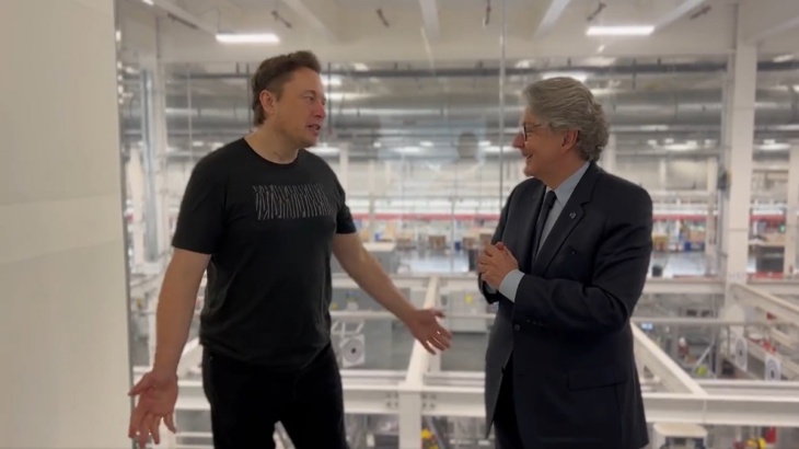 Elon Musk con il commissario Ue Thierry Breton