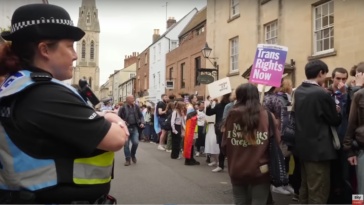 Le proteste a Oxford contro Kathleen Stock