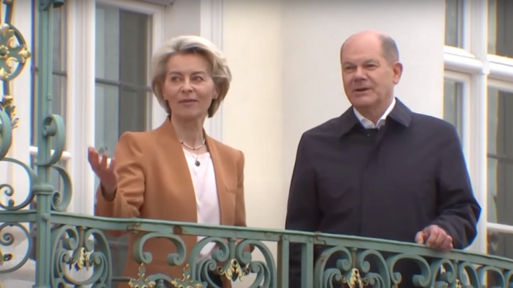 Il cancelliere tedesco Olaf Scholz e la presidente della Commissione europea Ursula Von der Leyen