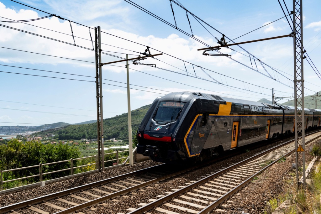 Uno dei moderni treni Rock che sfreccia nel nostro Paese