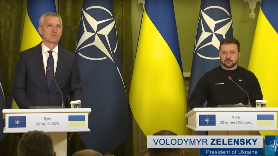 Il segretario generale Nato Stoltenberg e il presidente ucraino Zelensky in una conferenza stampa del 20 aprile 2023
