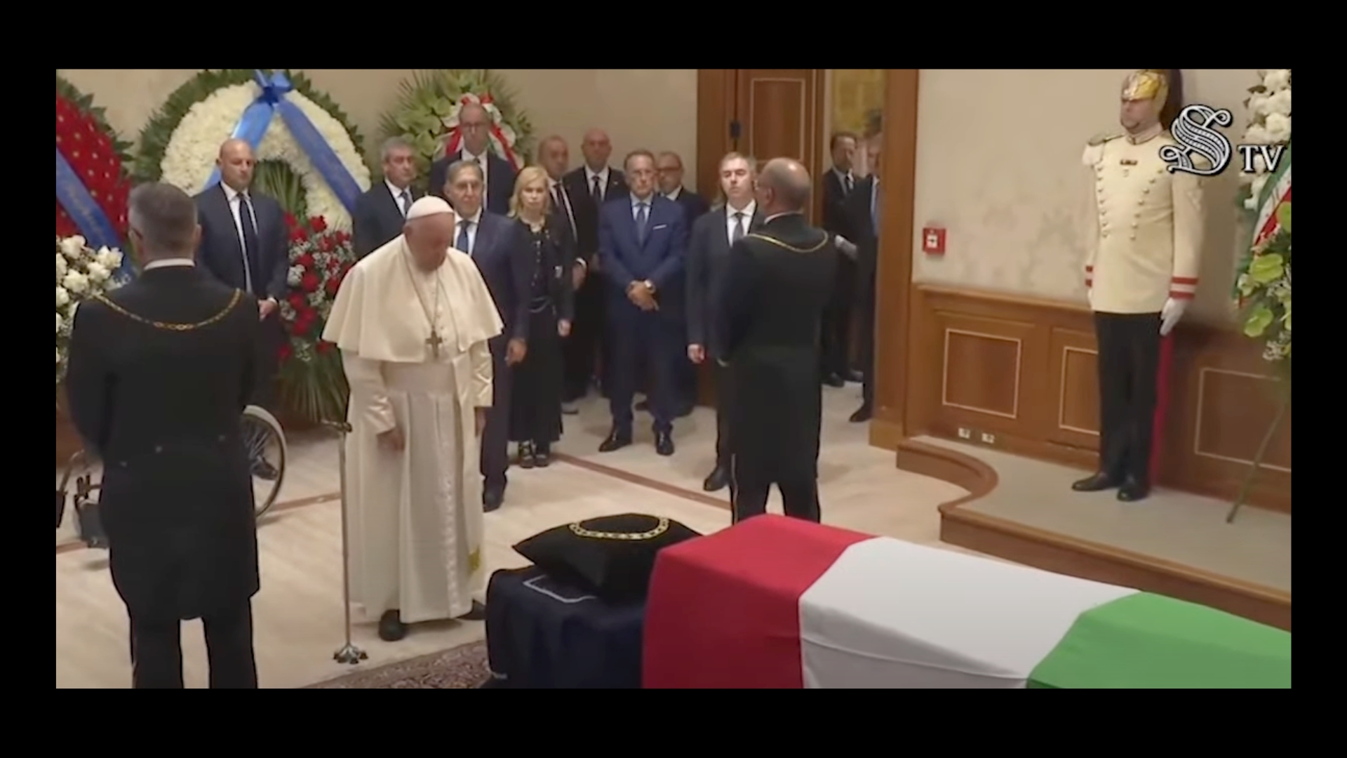Napolitano, il (non) gesto di papa Francesco che lascia perplessi