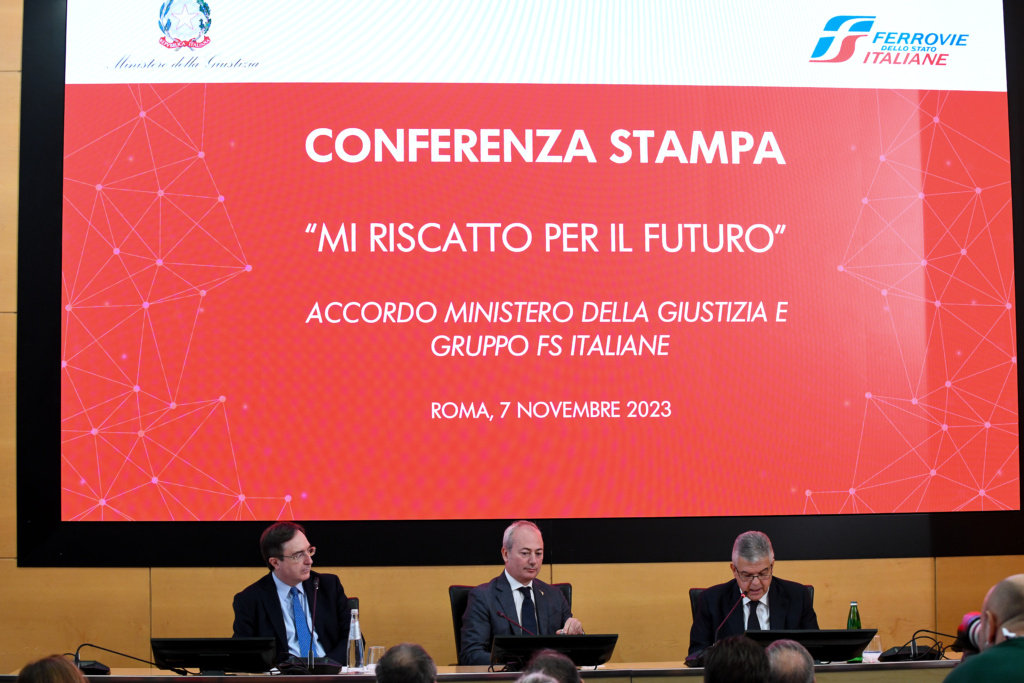 In alto un momento della conferenza stampa di presentazione di "Mi Riscatto per il futuro". Al centro il sottosegretario di Stato alla Giustizia, Andrea Ostellari, a destra l’amministratore delegato del Gruppo Fs, Luigi Ferraris e a sinistra il Capo del DAP, Giovanni Russo