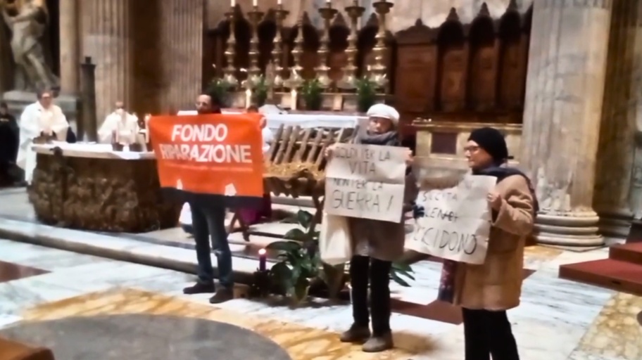 Attivisti Ultima generazione interrompono la Messa al Pantheon