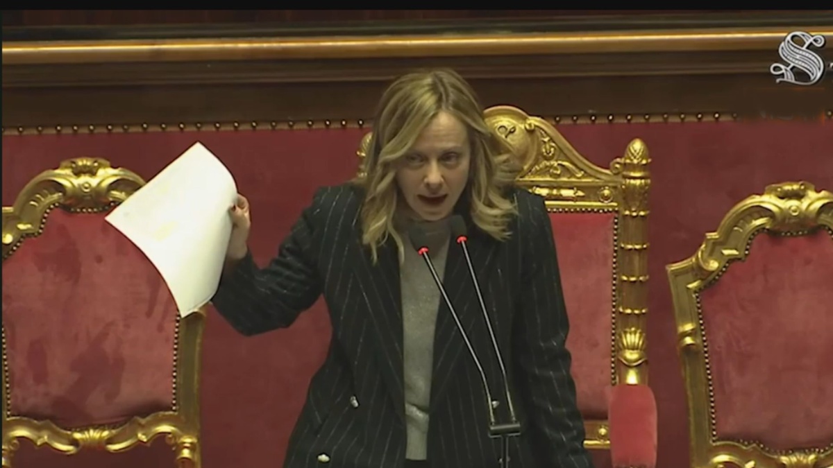 Giorgia Meloni mostra il fax di Di Maio