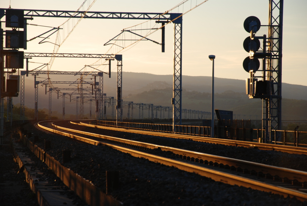 L'infrastruttura ferroviaria è strategica per lo sviluppo del nostro Paese. Il treno è inoltre il mezzo di trasporto più amico dell'ambiente
