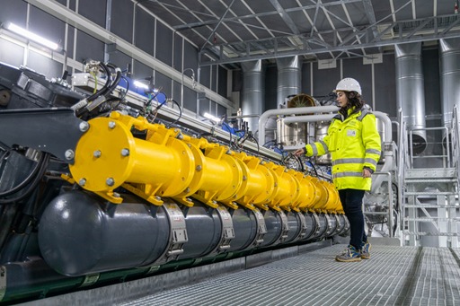 Un'ingegnere di Acea al lavoro in una sala motori presso la centrale Termoelettrica di Tor di Valle