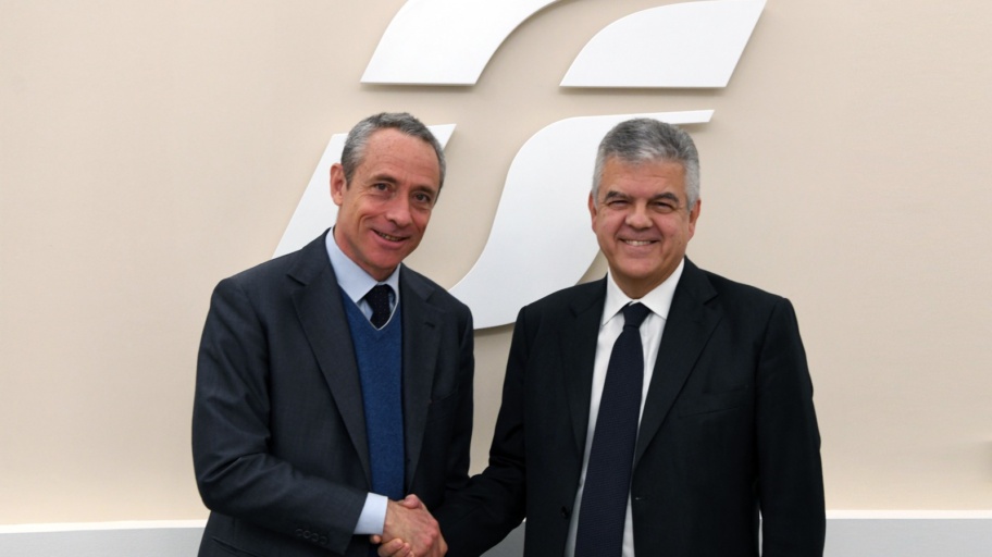 L'amministratore delegato del Gruppo FS Luigi Ferraris (a destra) insieme al numero uno di Poste Italiane, Matteo Del Fante