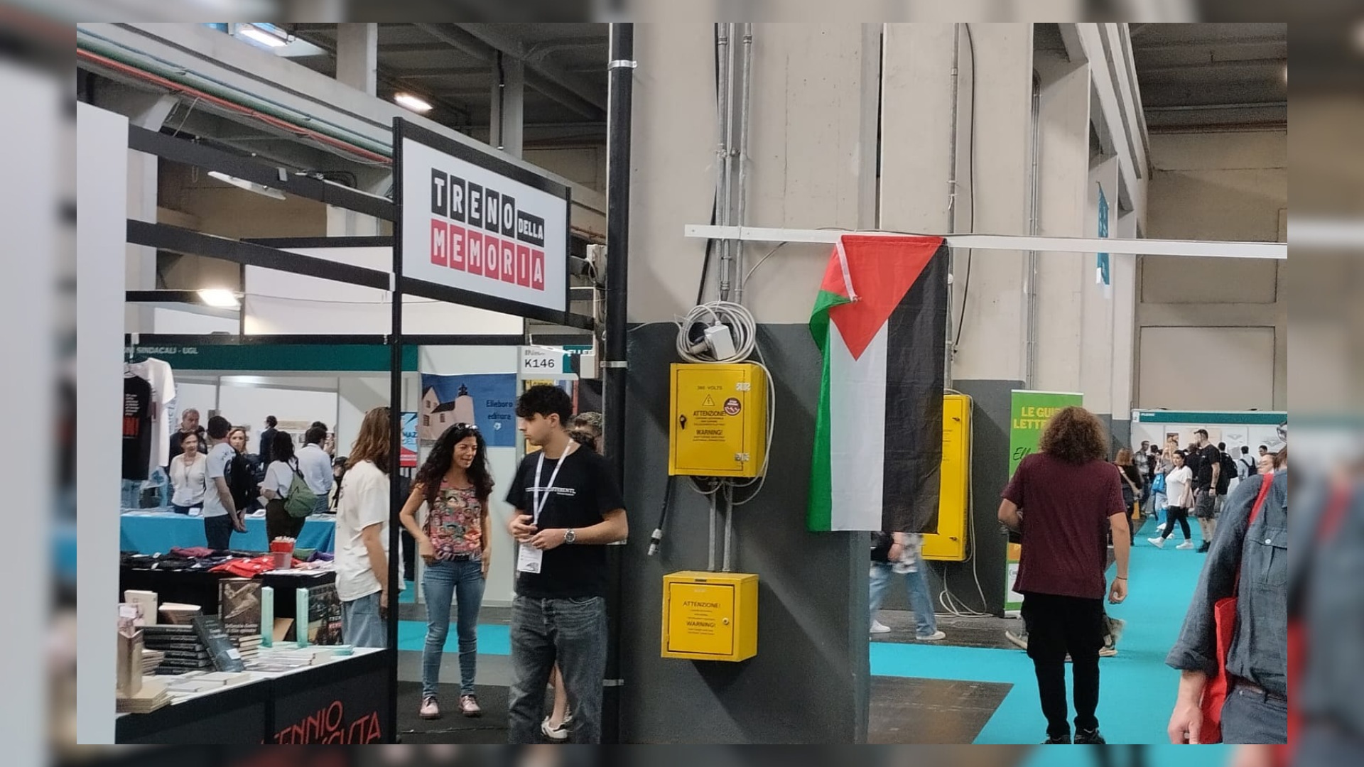 Caro Porro, sono allibita: il Treno della Memoria espone bandiera palestinese