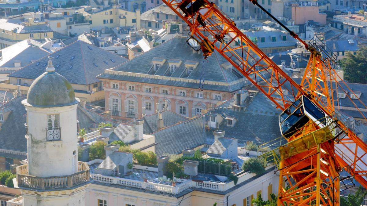 Genova centro storico gru