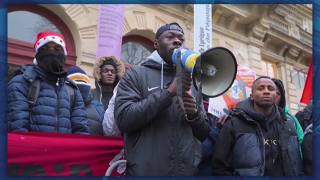 migranti occupano cinema Parigi