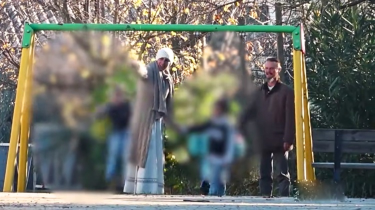 Sospeso il trasferimento: mamma Catherine riabbraccia i suoi figli