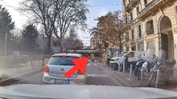 Tram Milano, il rider salvo per miracolo: in un video il momento dello schianto