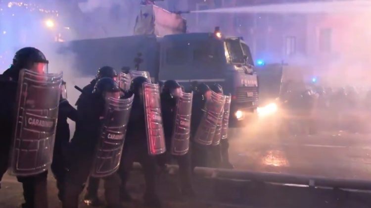 Io non sparo alla divisa: racconto l’odio che vedo e che ho subito