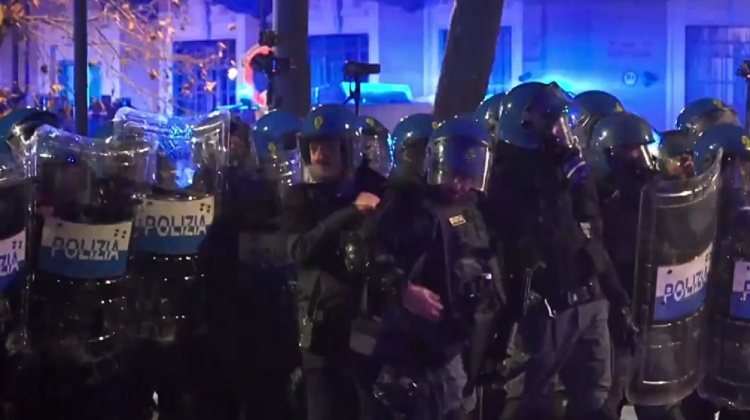 “Era meglio stare in ferie”. La frase choc della radical chic ai poliziotti schierati