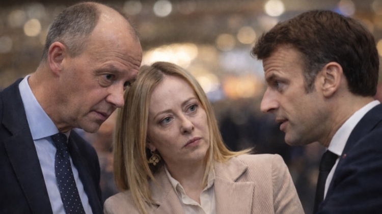 Macron incassa due porte in faccia. Così l’asse Meloni-Merz lo mette all’angolo