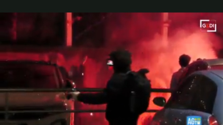 Milano, guerriglia olimpica: polizia sotto attacco