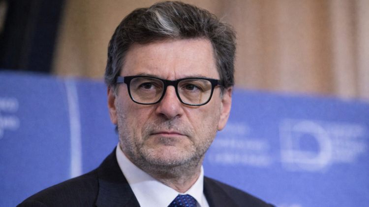 Caro benzina: Giorgetti rinuncia alle accise mobili