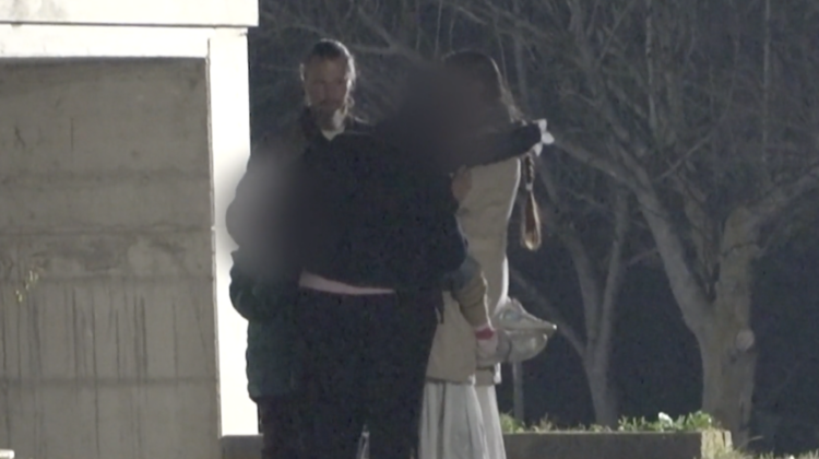 “Nooo noooo”. Lo strazio della famiglia nel bosco: alzate l’audio e sentite le grida dei bimbi