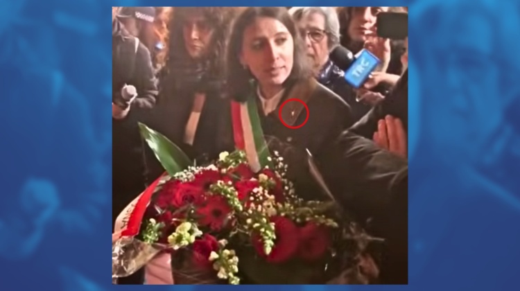 “Ma è normale??”. Bufera sul vicesindaco di Bologna per quella spilla