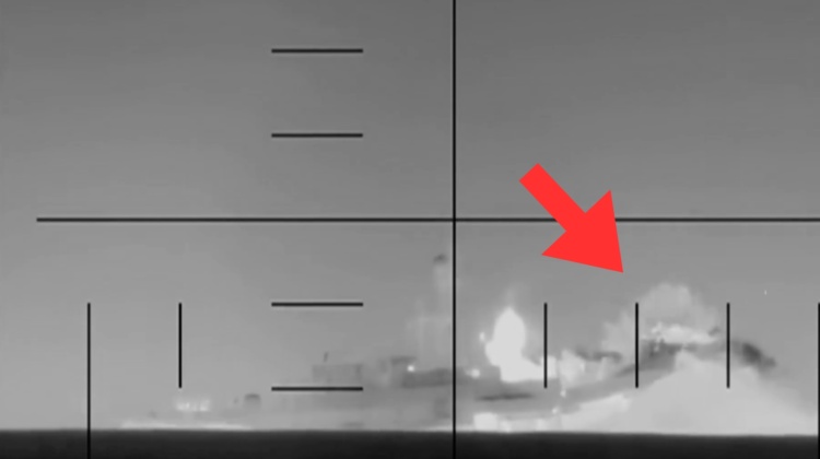 L’esatto momento in cui il sottomarino Usa affonda la nave dell’Iran