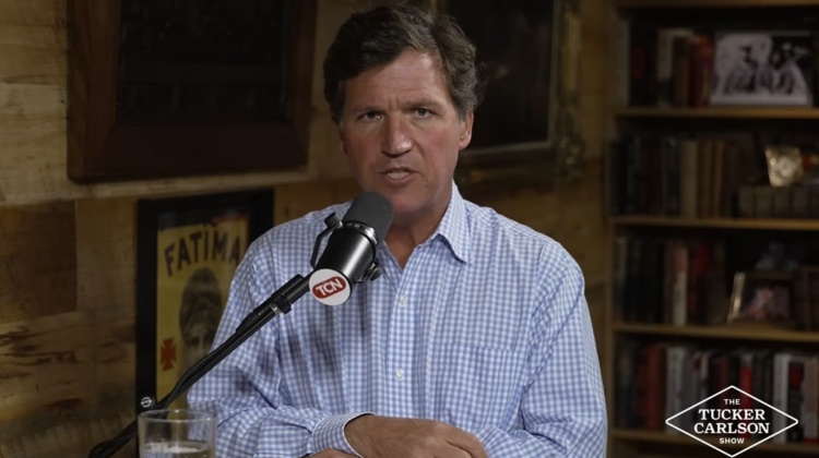 Trump rompe il silenzio e scomunica Tucker Carlson: non è MAGA