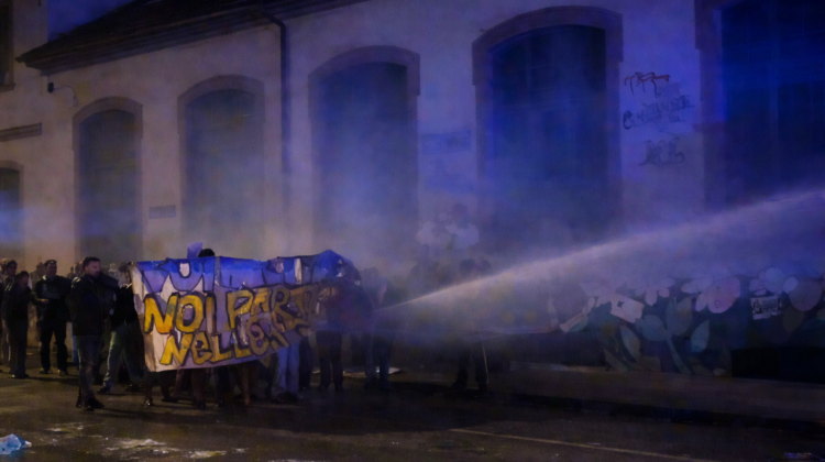 La piazza violenta e il silenzio dei “buoni”
