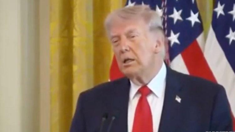 “Deve riprendersi dal pugno di Brigitte…”. Il fuorionda di Trump deride Macron